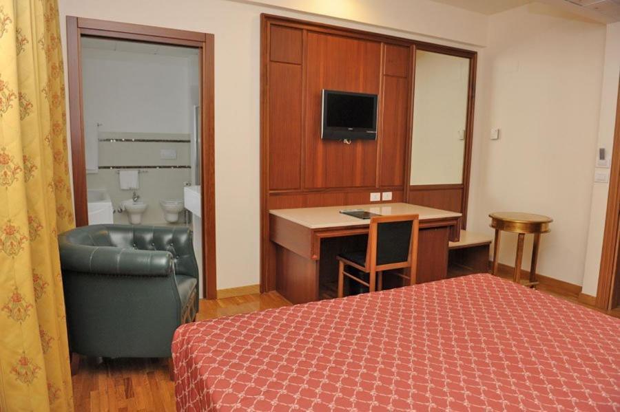Hotel Svevo Gioia Del Colle Rum bild
